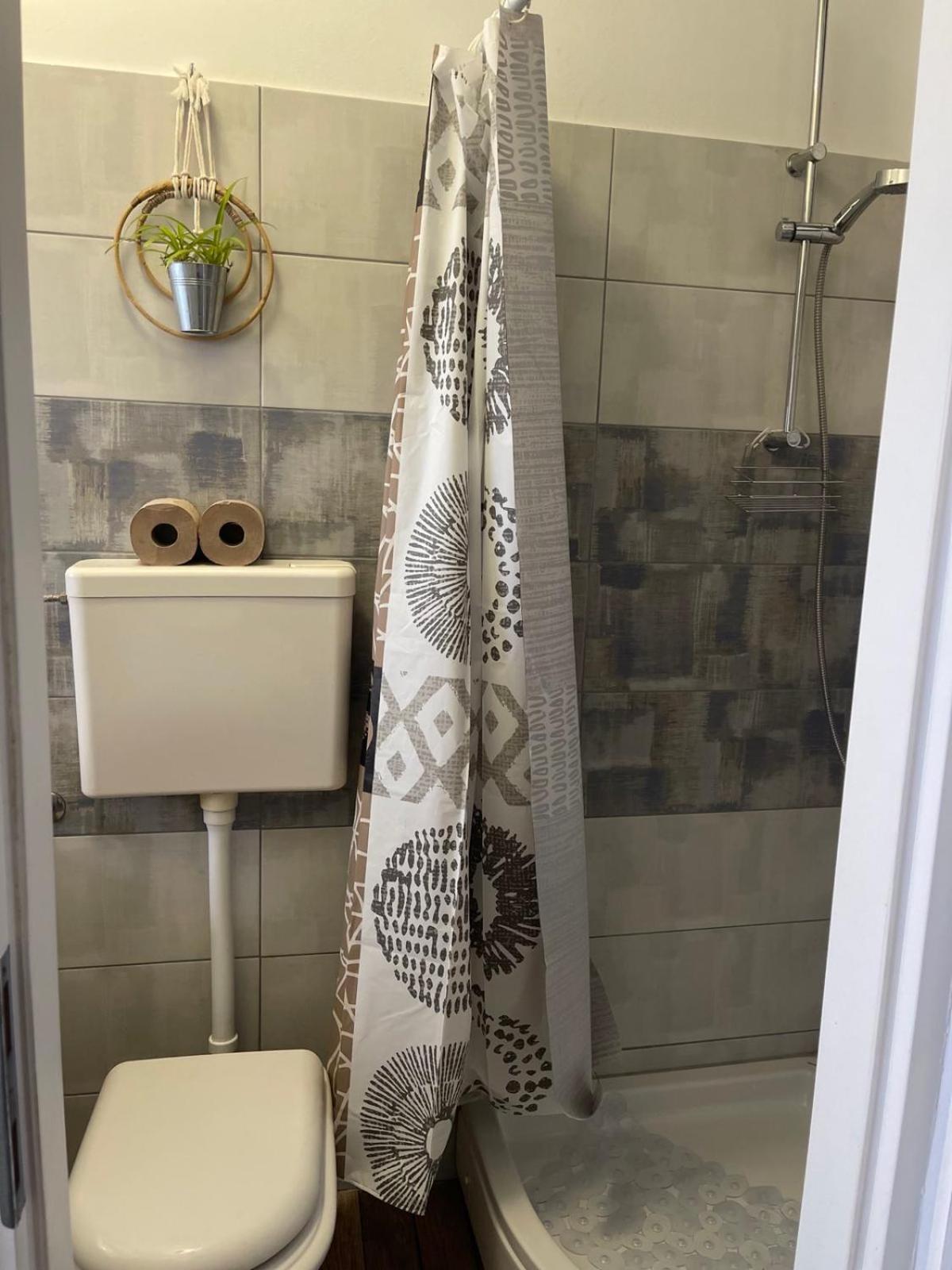 Lennon Apartment Vinkovci Bagian luar foto